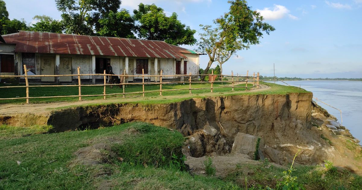 ব্রহ্মপুত্রের ভাঙনে বিলীন হচ্ছে জমি, বাড়িঘর, শিক্ষাপ্রতিষ্ঠান