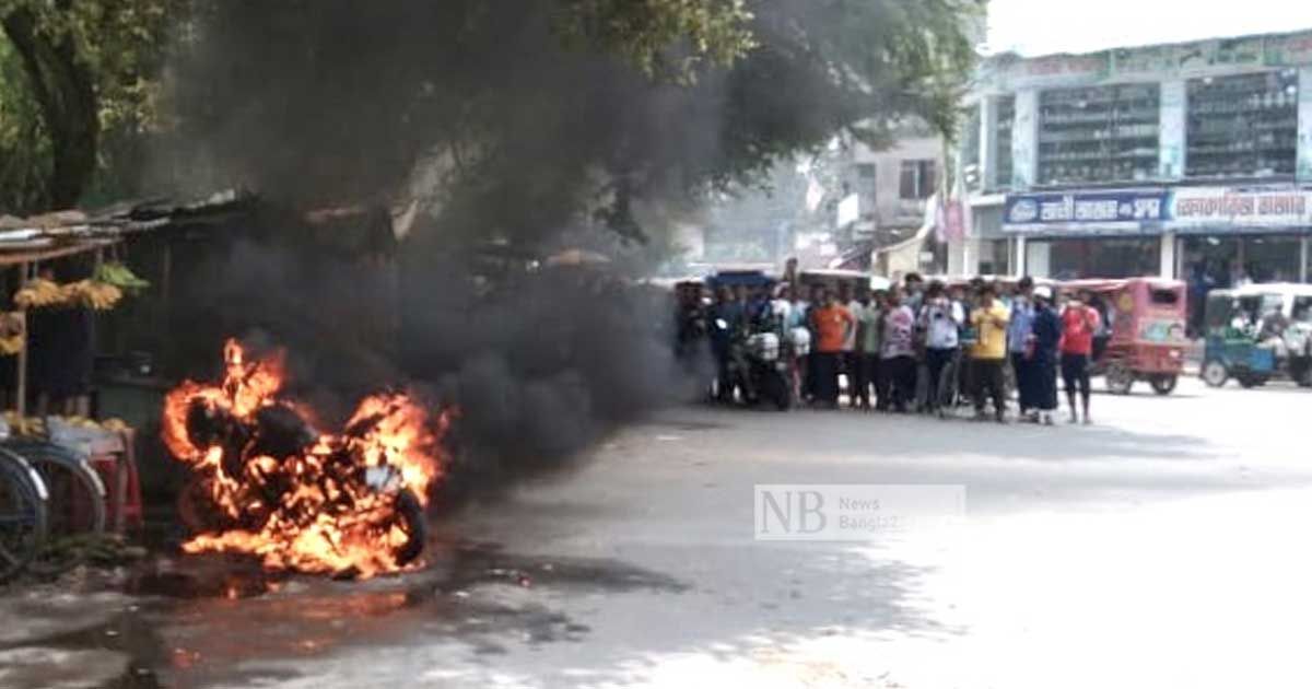 সার্জেন্টের সঙ্গে তর্কাতর্কি, নিজ বাইকে আগুন