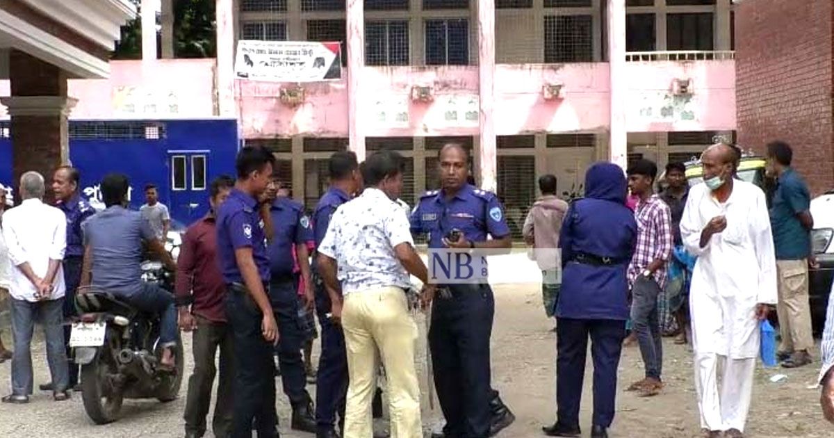 আদালত প্রাঙ্গণে ‘আইনজীবীদের হামলায়’ আহত ৪