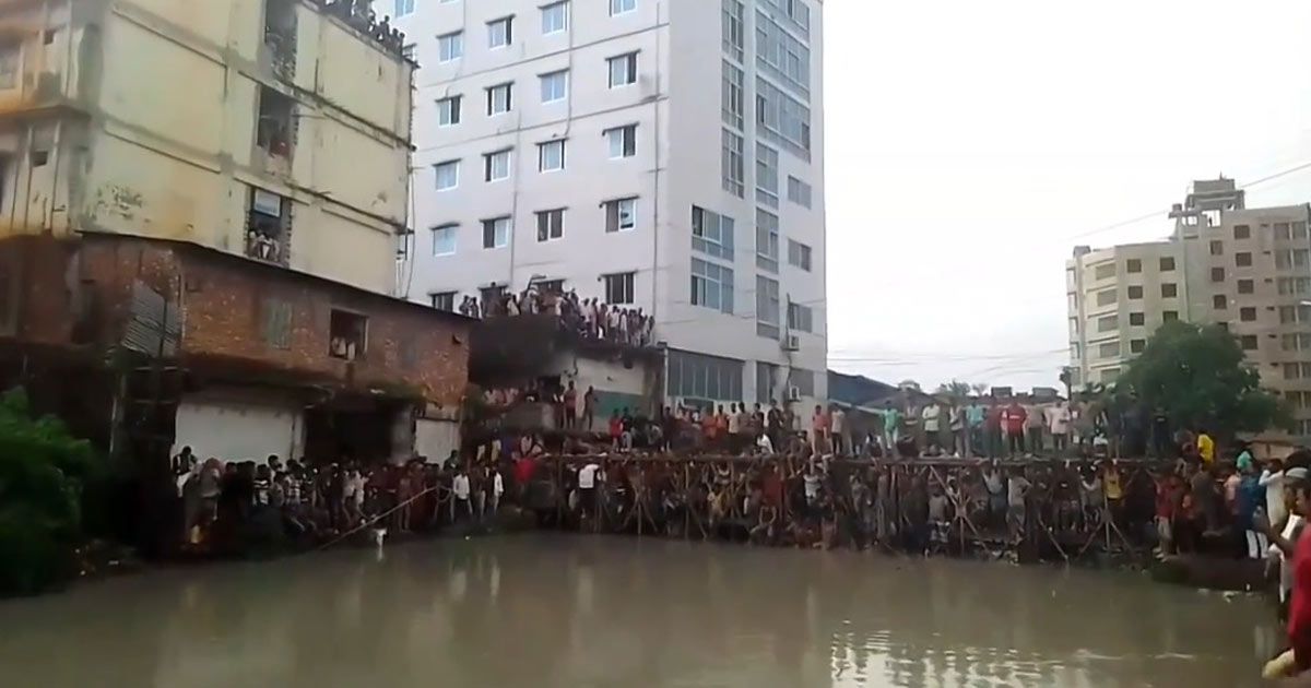 2-people-died-after-jumping-into-the-canal-from-the-5th-floor-and-got-stuck-in-the-mud
