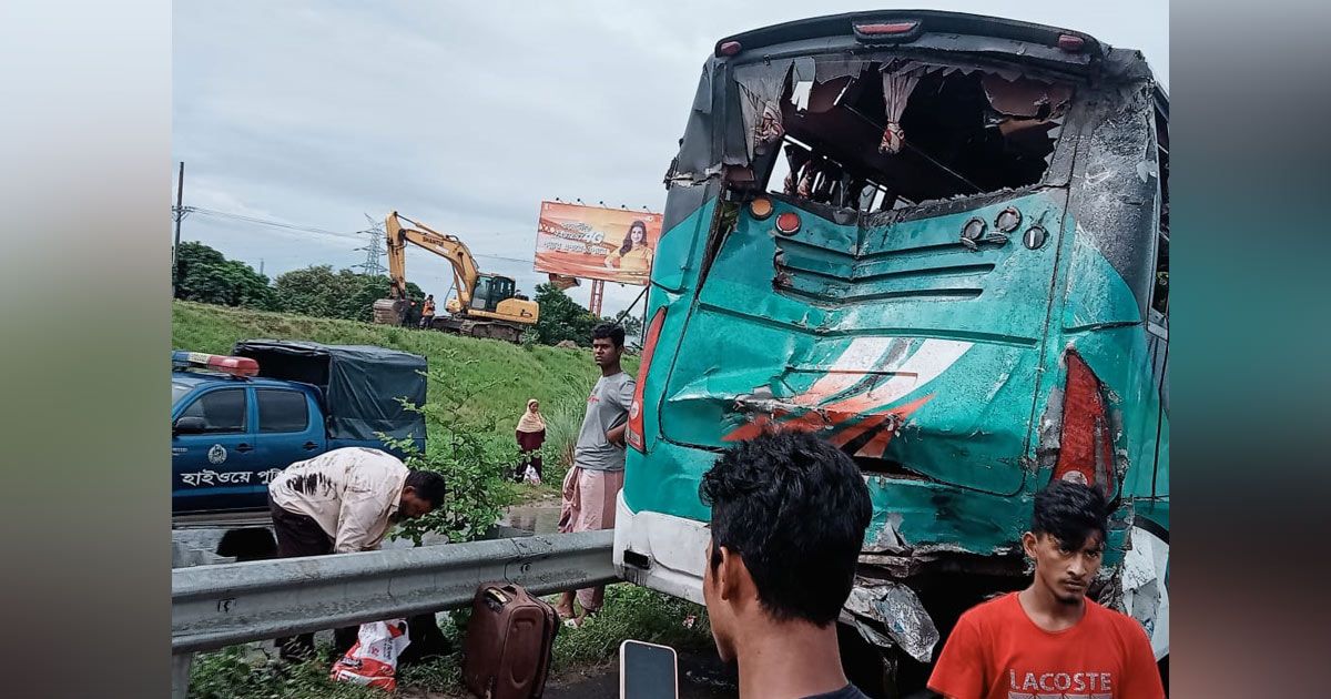 এক্সপ্রেসওয়েতে যাত্রী তুলতে গিয়ে দুর্ঘটনায় ৩ বাস, নিহত ২