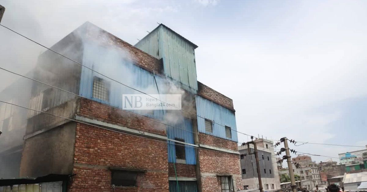 চকবাজারে প্লাস্টিক কারখানার আগুন নিয়ন্ত্রণে