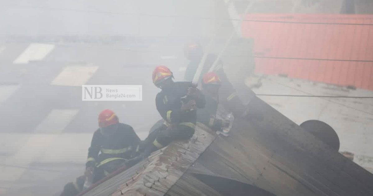 চকবাজারে প্লাস্টিক কারখানার আগুন নিয়ন্ত্রণে