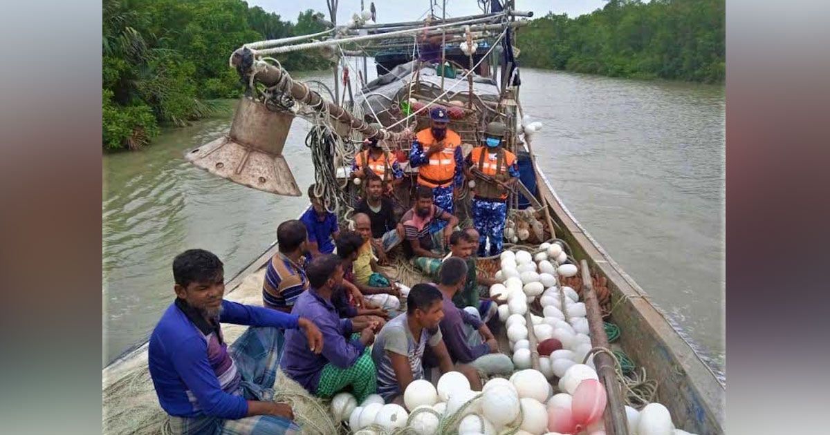 সাগরে-ভাসছিলেন-১৩-জেলে