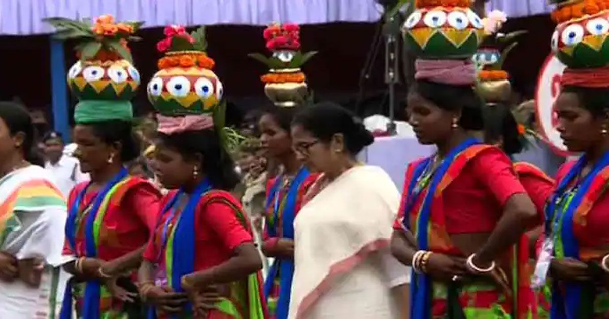 স্বাধীনতা-দিবসে-আদিবাসী-নৃত্যে-পা-মিলিয়ে-নাচলেন-মমতা-