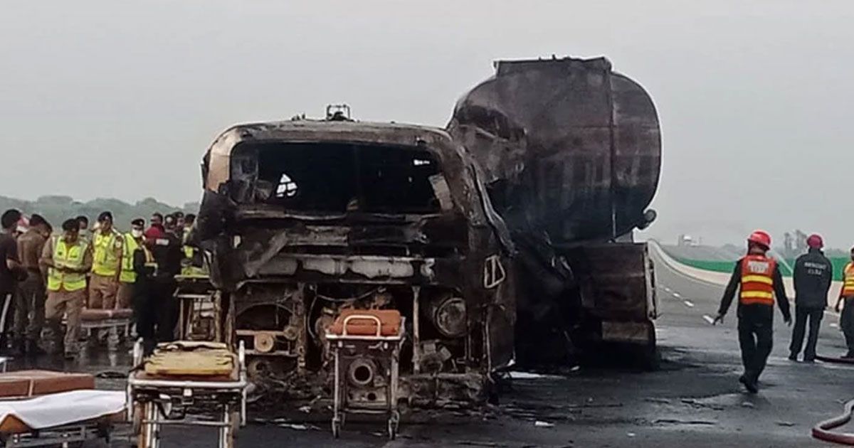 20-killed-in-a-bus-collision-with-an-oil-tanker-in-Pakistan