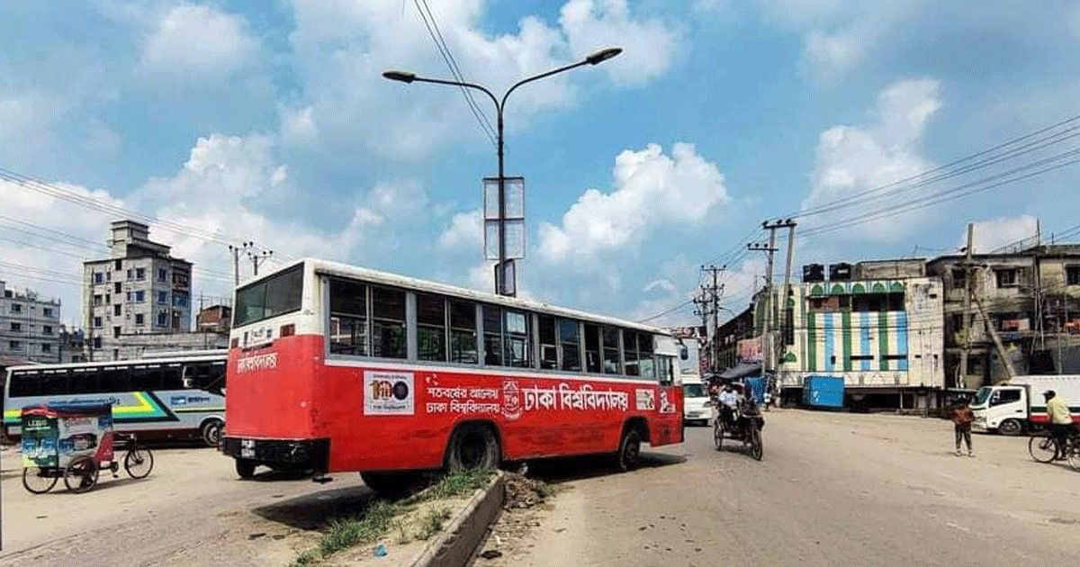 চাকা ফেটে আইল্যান্ডে ঢাবির বাস, আহত ১০