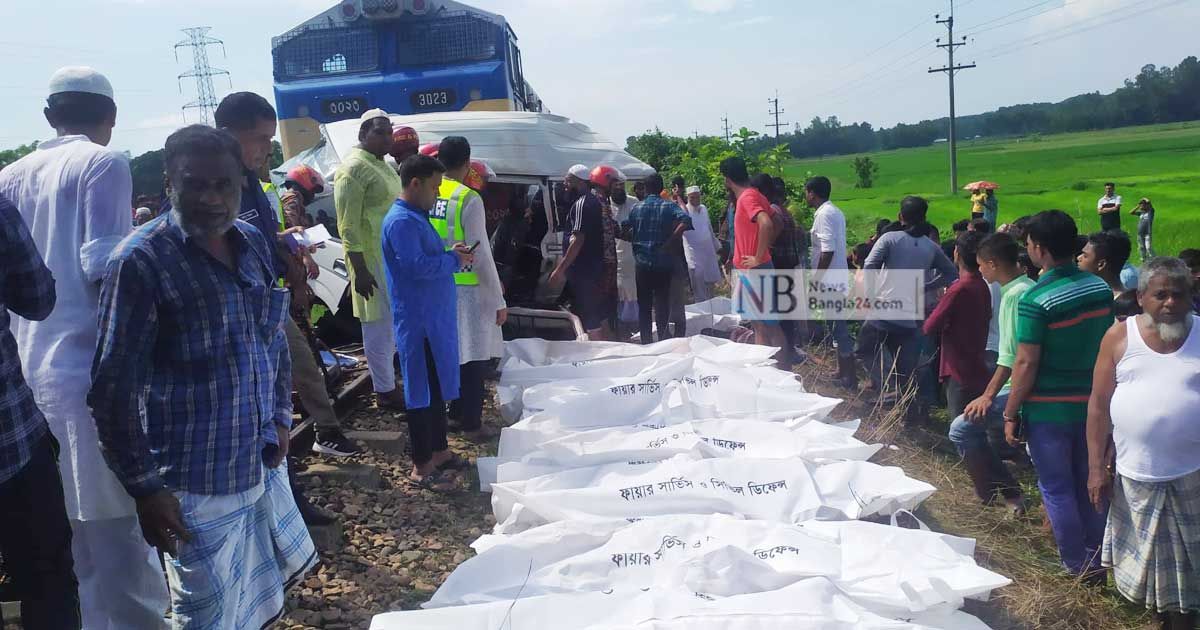 মীরসরাইয়ে-ট্রেন-দুর্ঘটনা-গেটম্যান-ও-মাইক্রোচালক-দায়ী