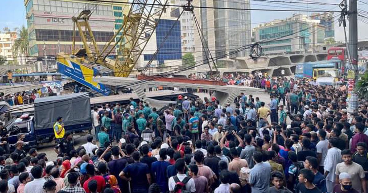 অবহেলার আরেক নমুনা: ‘৫০ টনের’ ক্রেন তুলছিল ৭০ টনের গার্ডার