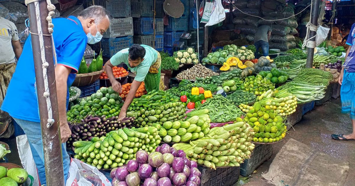 বাড়তি দরে কিনতে নারাজ, দাম কমেছে ডিম-মুরগির