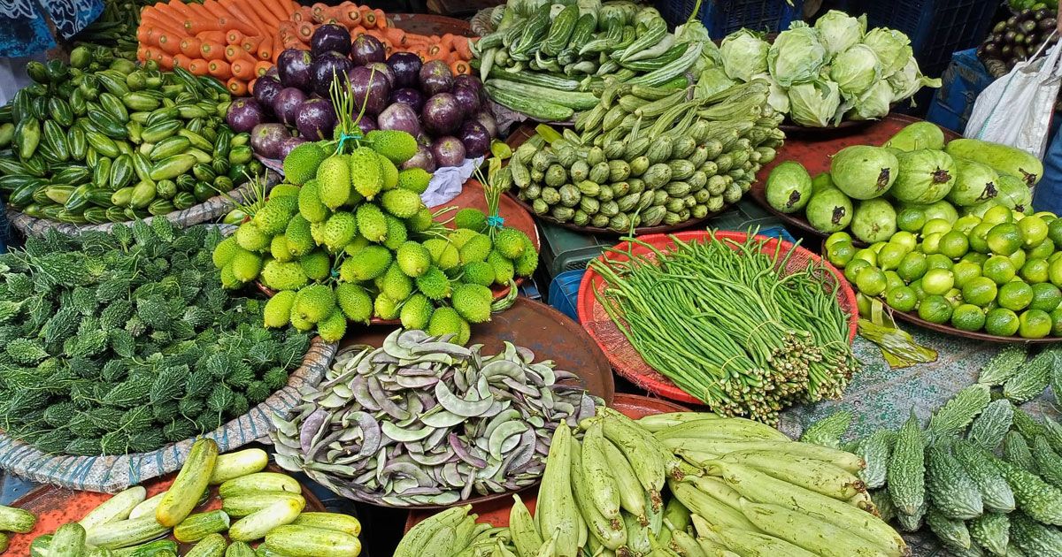 বাড়তি দরে কিনতে নারাজ, দাম কমেছে ডিম-মুরগির