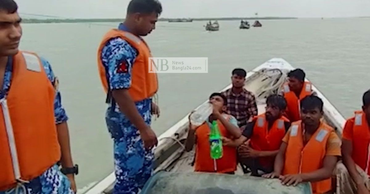 সাগরে বিকল ২ ট্রলারের ৪৪ জেলেকে উদ্ধার 