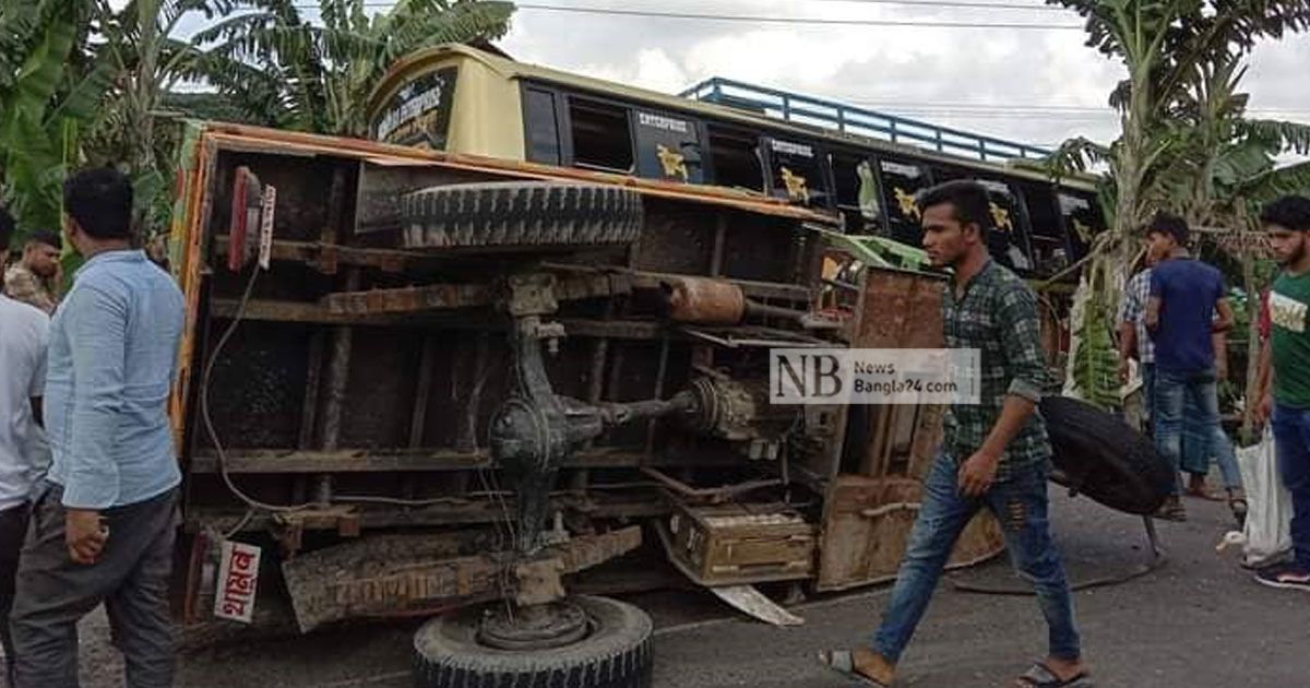 বাস-ট্রলির সংঘর্ষে প্রাণ হারালেন চালকসহ তিনজন