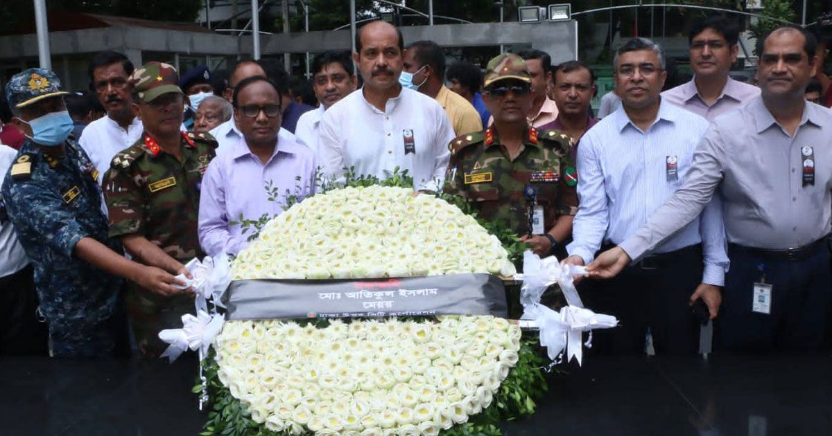 মন্ত্রী-পদমর্যাদা-পেয়ে-বঙ্গবন্ধুর-প্রতিকৃতিতে-মেয়র-আতিকের-শ্রদ্ধা