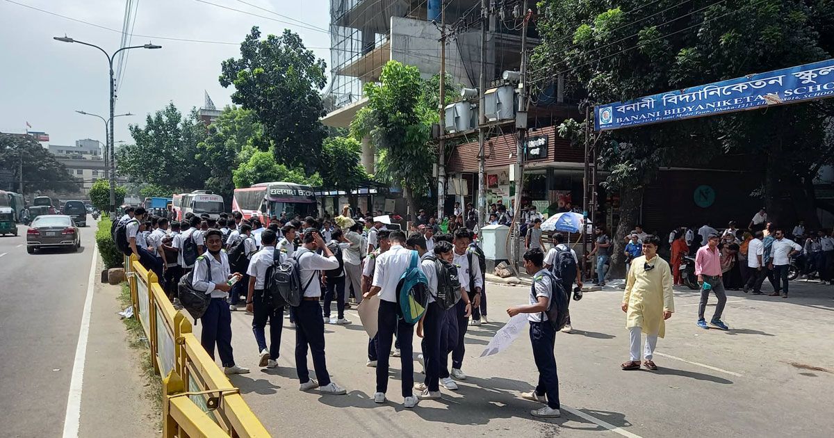শিক্ষার্থীদের অবরোধে তীব্র যানজট বনানীতে
