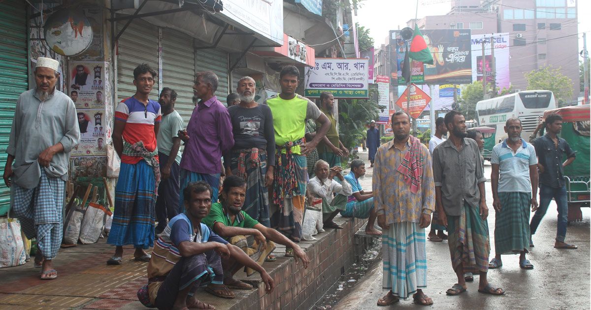 শুধু দাম কমেছে ‘মানুষ বিক্রির হাটে’