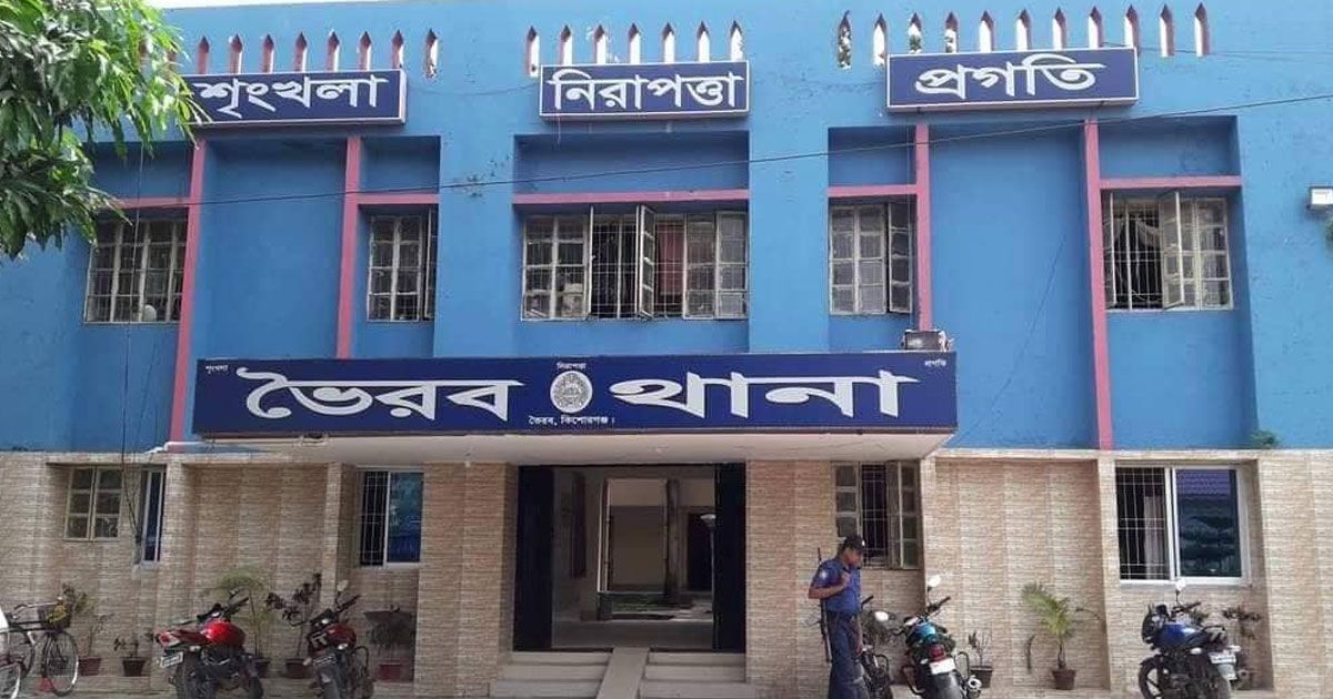 খুঁটি সরাতে গিয়ে বিদ্যুৎস্পৃষ্টে তিনজনের মৃত্যু