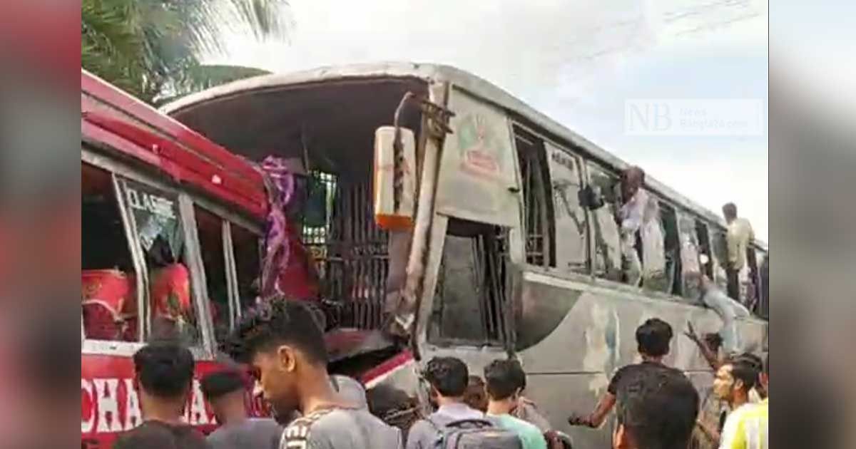 মহাসড়কে দুই বাসের সংঘর্ষে আহত ৩০