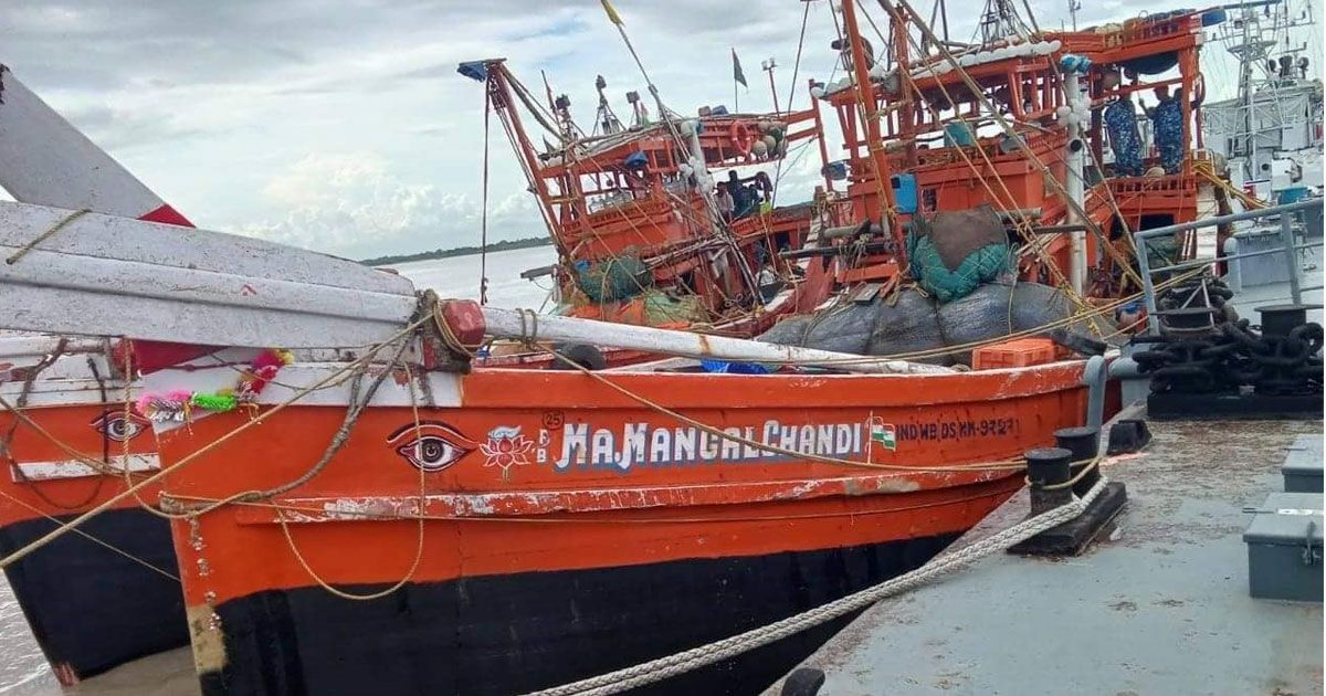 মাছ চুরির দায়ে জলসীমায় ৩১ ভারতীয় জেলে আটক