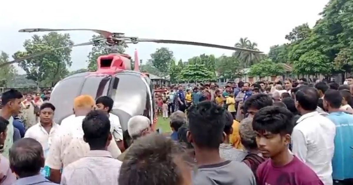 হেলিকপ্টারে এলেন বর, ভিড় সামলাতে পুলিশ