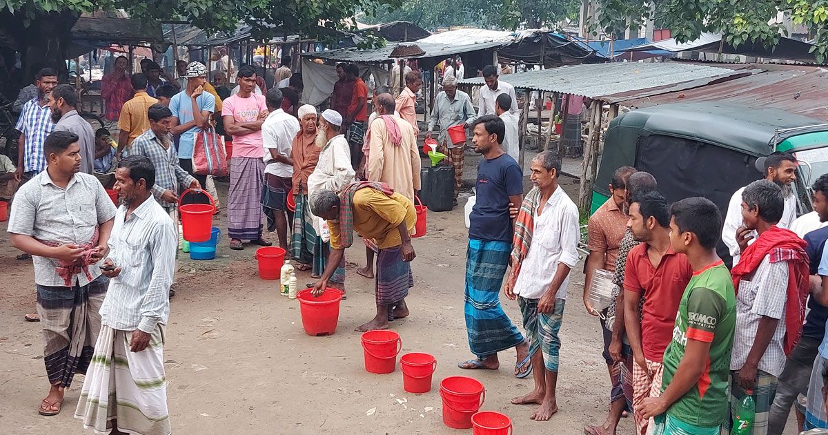 দুধের বাজার চড়া, খামারিরা দাম পাচ্ছেন না 