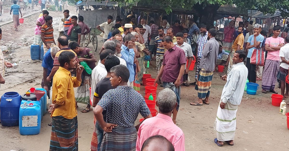 দুধের বাজার চড়া, খামারিরা দাম পাচ্ছেন না 