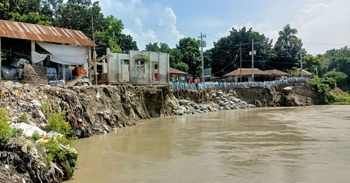 অসময়ের নদীভাঙনে দিশেহারা মানুষ