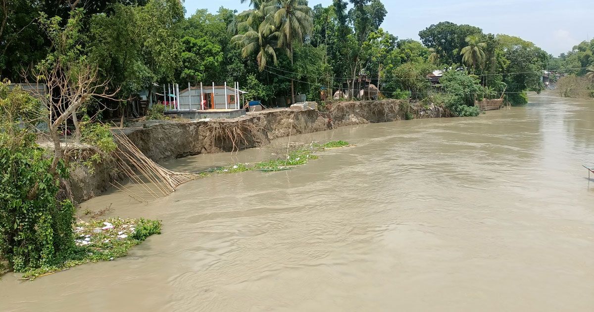 অসময়ের নদীভাঙনে দিশেহারা মানুষ