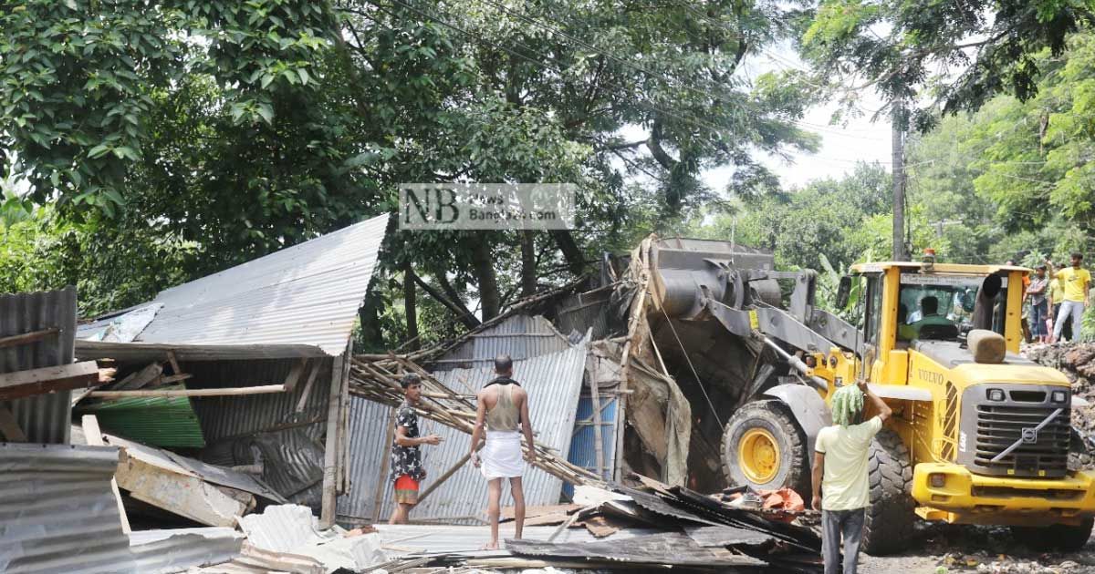 উচ্ছেদ: পুলিশের সঙ্গে এলাকাবাসীর সংঘর্ষে আহত ৬