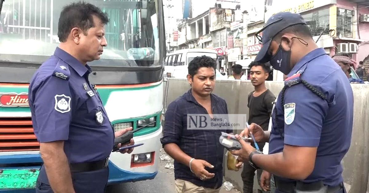 মই দিয়ে ডিভাইডার পারাপার: অর্ধশত পরিবহনের নামে মামলা