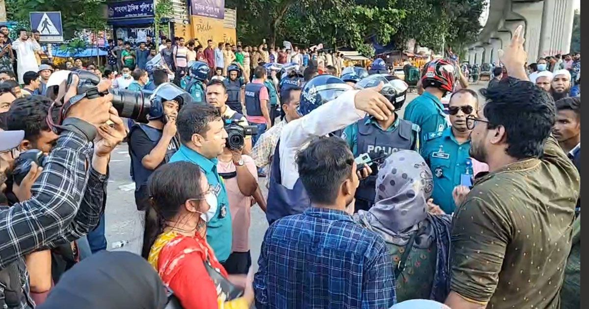 চাকরির বয়স বাড়ানোর দাবি: পুলিশের ‘হালকা বলপ্রয়োগে’ আহত ১০