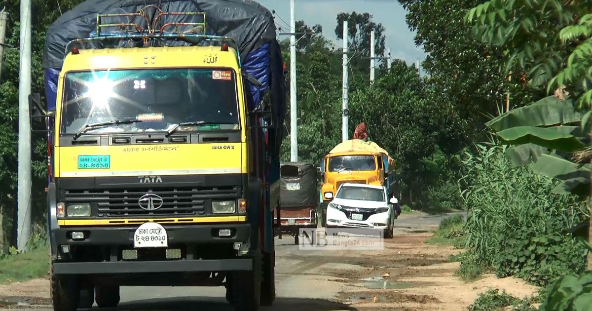 নিম্নমানের কাজে ঠিকাদার বাতিল, চার বছর পর রাস্তার কাজ