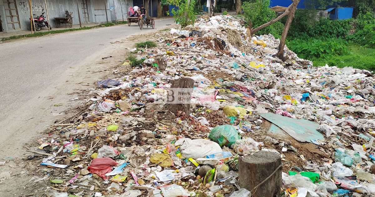 পৌরসভা নিজেই বর্জ্য ফেলছে সড়কে