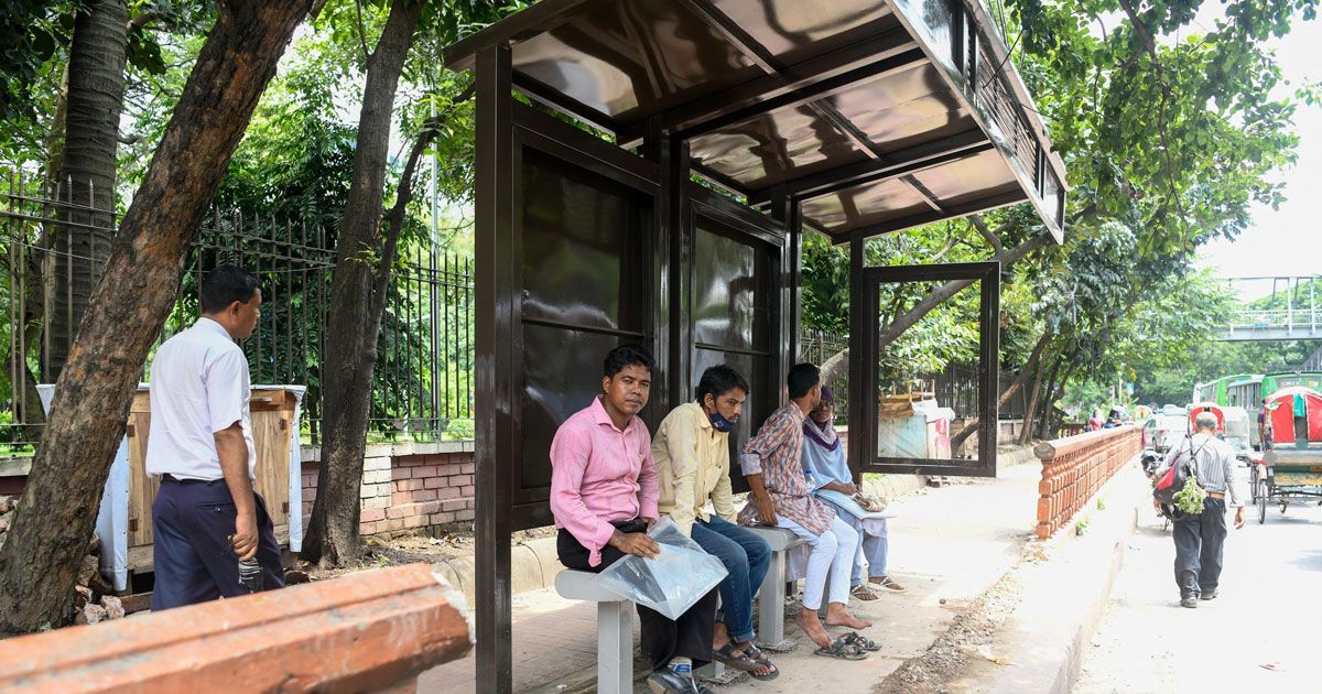 ভাঙা হয়েছে সেই যাত্রীছাউনির রেলিং, তবে ফুটপাতের মাঝে কেন
