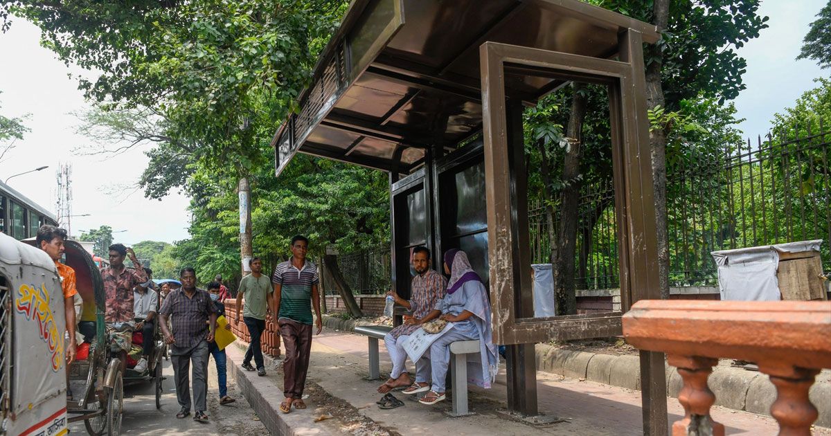 ভাঙা হয়েছে সেই যাত্রীছাউনির রেলিং, তবে ফুটপাতের মাঝে কেন