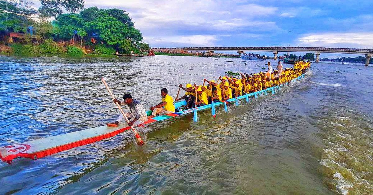 ৬২ হাত নৌকার ৭৫ মাল্লা!