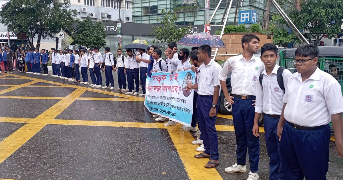 নিরাপদ সড়কের দাবিতে ফের রাস্তায় শিক্ষার্থীরা 