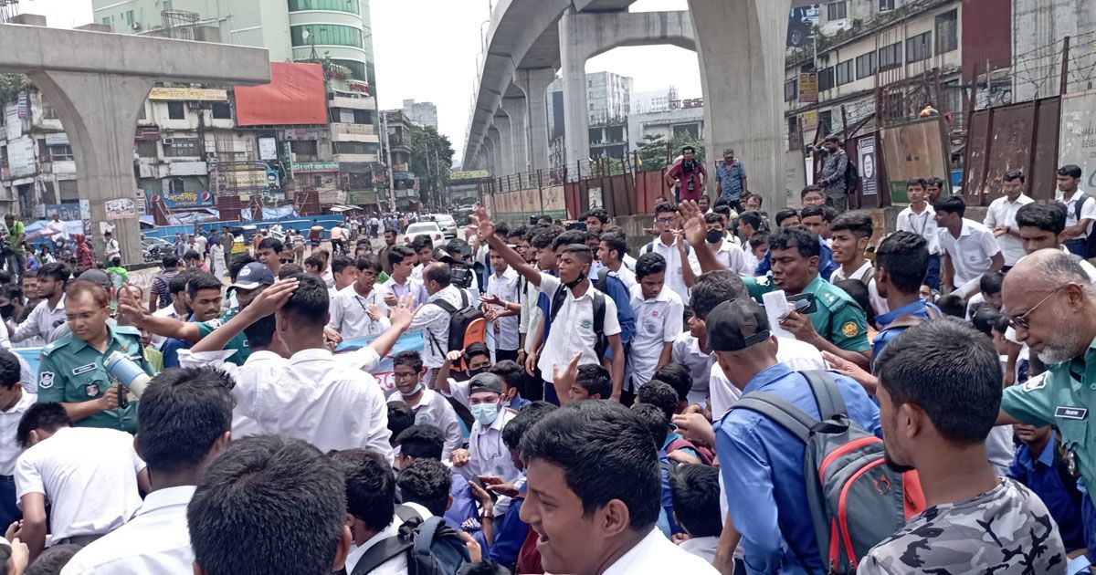 নিরাপদ সড়কের দাবিতে ফের রাস্তায় শিক্ষার্থীরা 