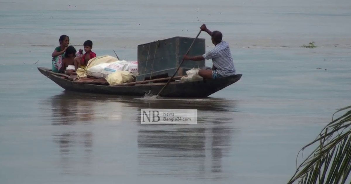 বাড়িঘর-নিজেরা-ভেঙে-সরে-যাচ্ছে-নদীতীরের-মানুষ