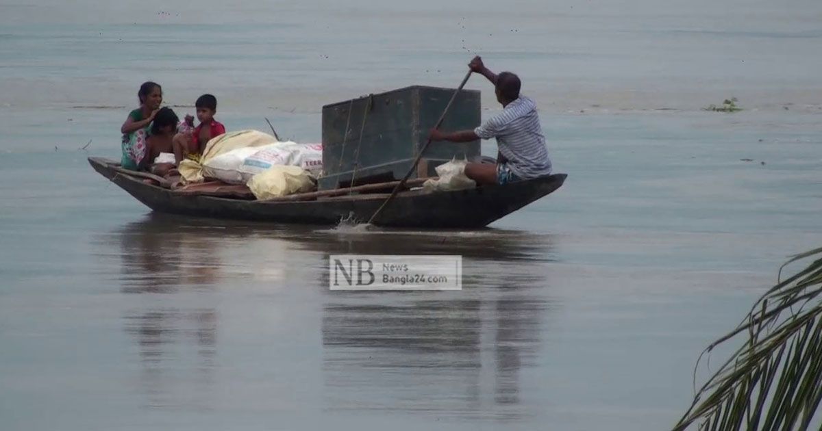 বাড়িঘর নিজেরা ভেঙে সরে যাচ্ছে নদীতীরের মানুষ