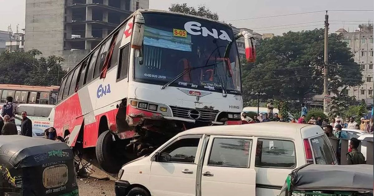 ‘এনা বাসের গতি থাকে নিয়ন্ত্রণে’