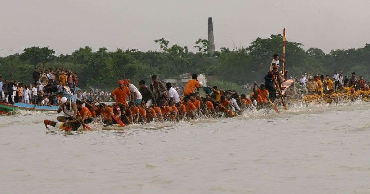 আড়িয়াল খাঁ নদে নৌকা বাইচ