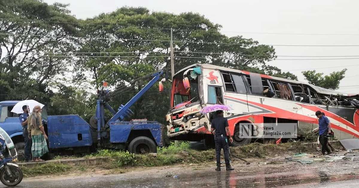 বিভাজকে বাস উঠিয়ে পালিয়েছেন চালক