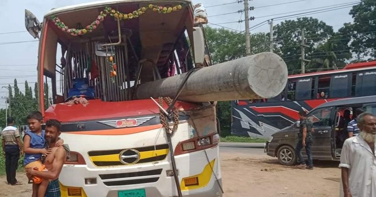 বাসের ভেতর ঢুকে গেল বৈদ্যুতিক খুঁটি, নিহত ১