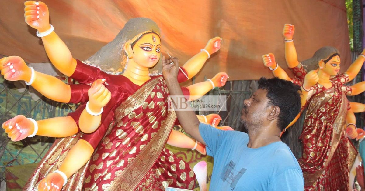 Artisans-are-busy-making-Durga-Puja-idols-in-Old-Dhaka