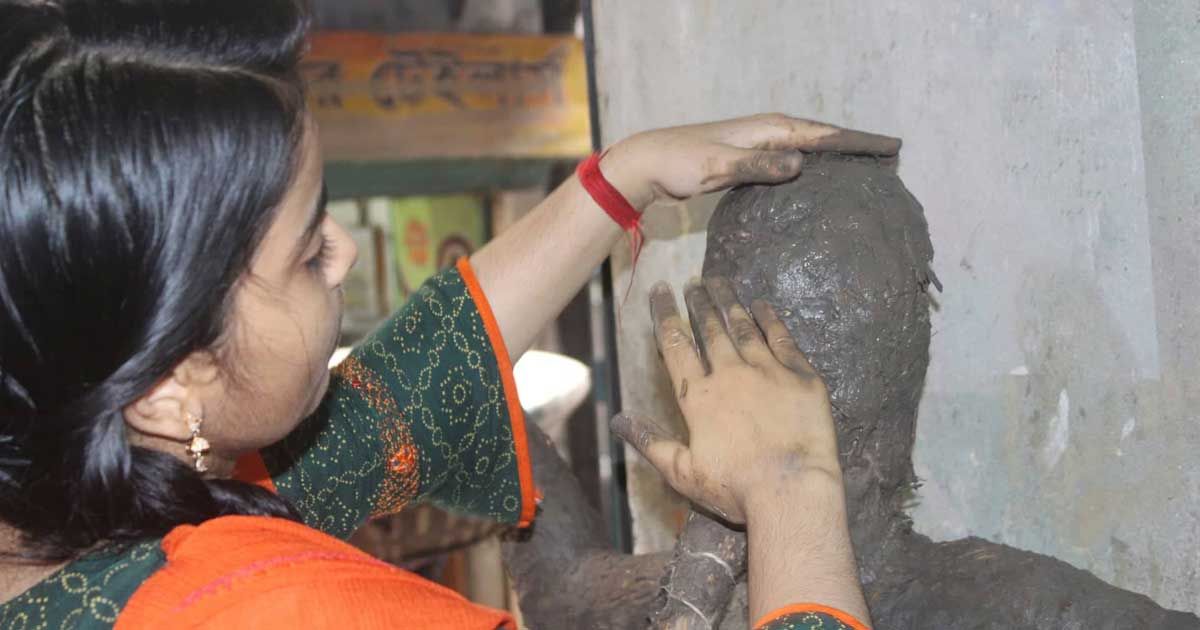 পুরান ঢাকায় দুর্গাপূজার প্রতিমা তৈরিতে ব্যস্ত কারিগররা