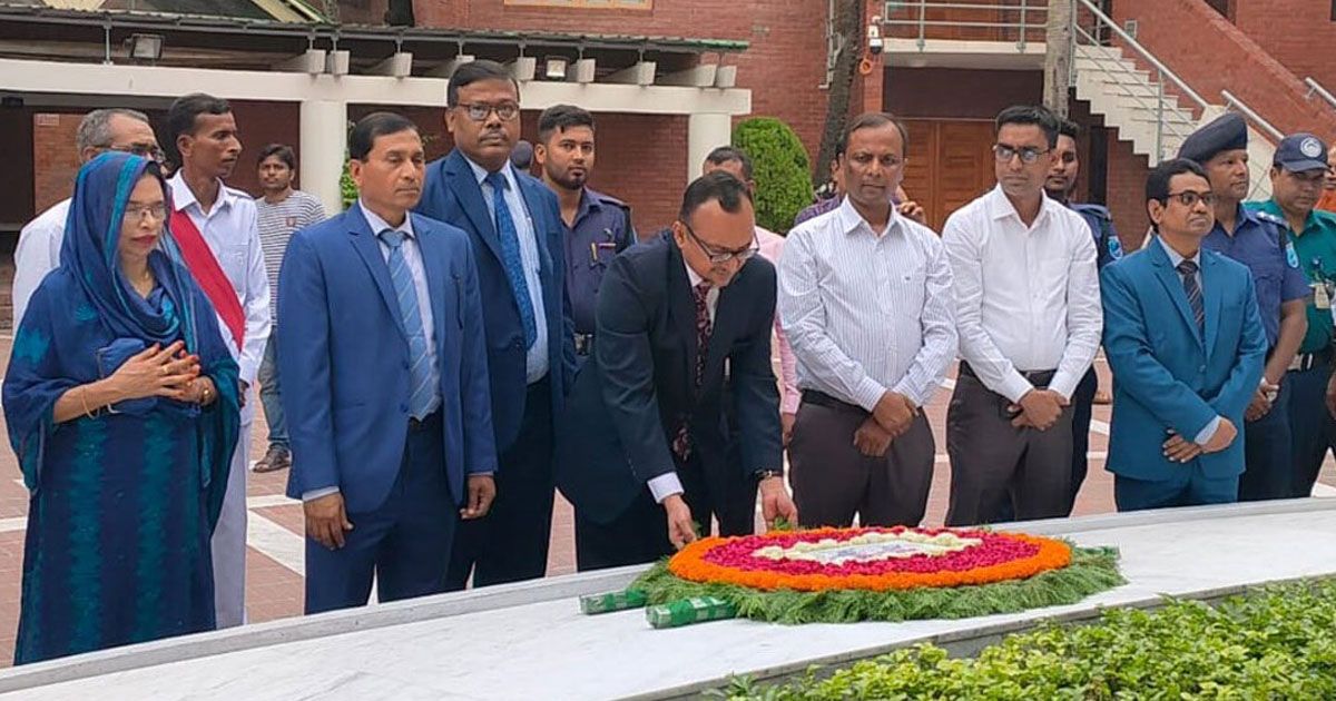 জাতির পিতার সমাধিতে বিচারপতির শ্রদ্ধা