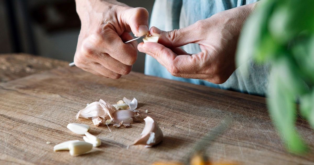 Easy-way-to-peel-garlic