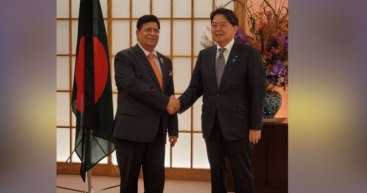 আবের শেষকৃত্যে যোগ দিতে জাপানে মোমেন