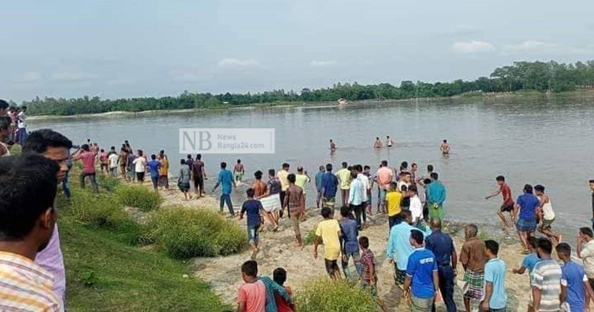 বাধা উপেক্ষা করে স্রোতের মতো নৌকায় উঠেছিলেন পুণ্যার্থীরা